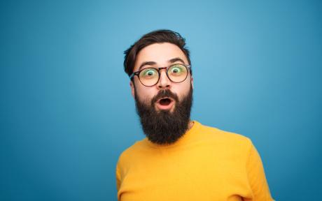 homme barbu sur fond bleu