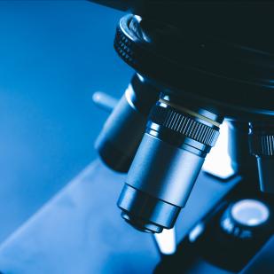 détail d'un microscope sur fond sombre