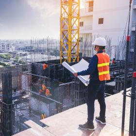 conducteur de chantier, architecte avec plan sur un chantier du bâtiment 