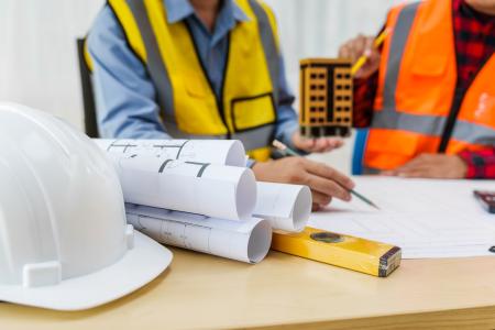 architectes, plan, niveau et casque blanc