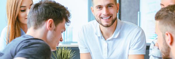 jeune homme avec tablette dans groupe de travail 