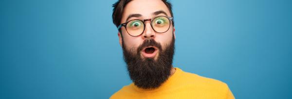 homme barbu sur fond bleu