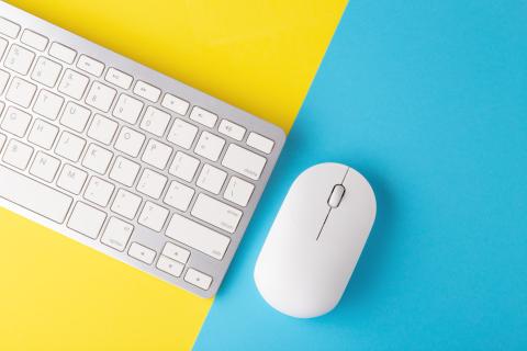 clavier et souris sur fond jaune et bleu