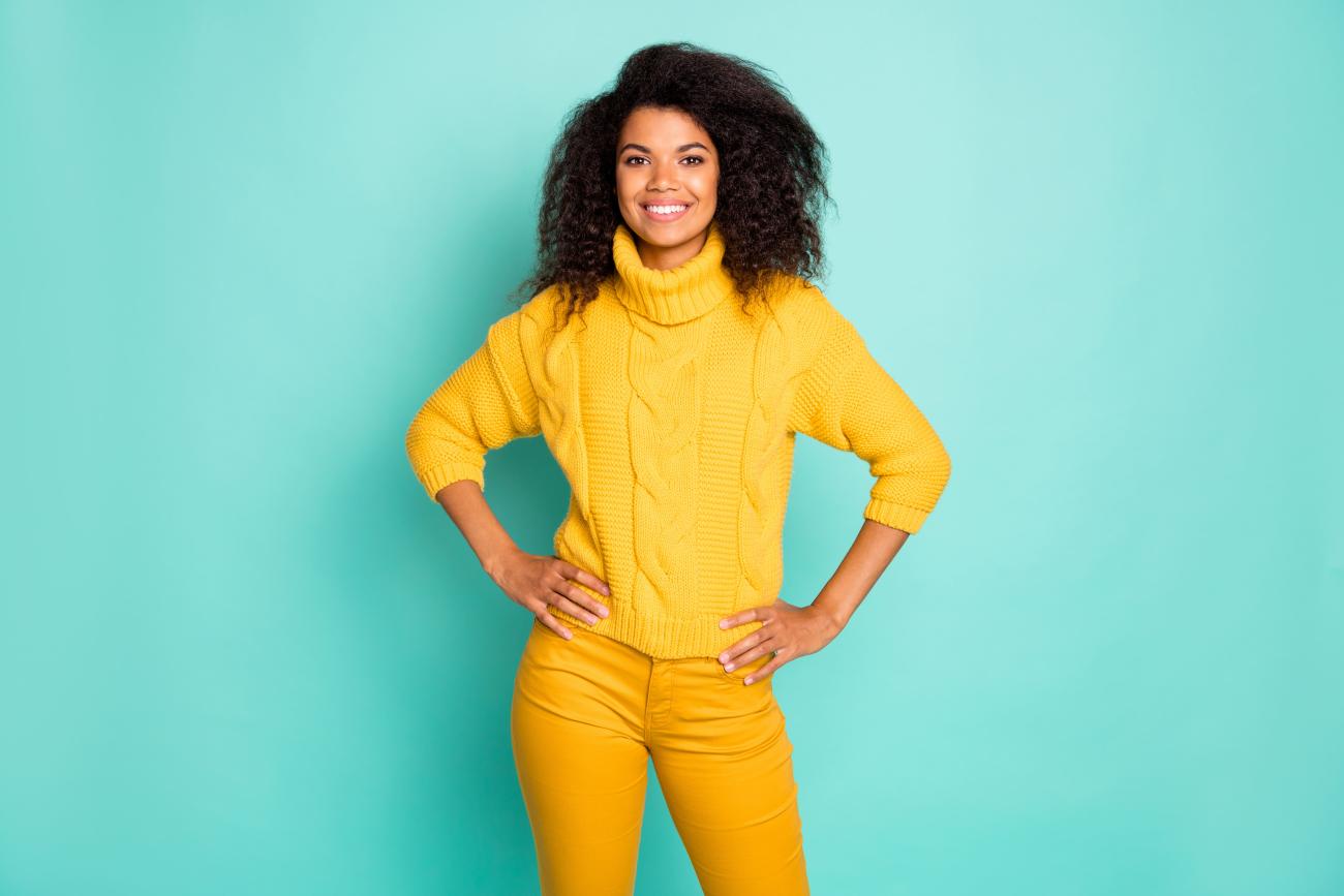 femme habillée en jaune sur fond bleu vert