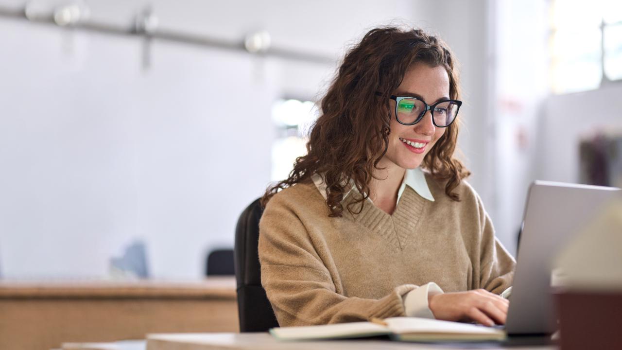 femme devant un ordinateur, EAD