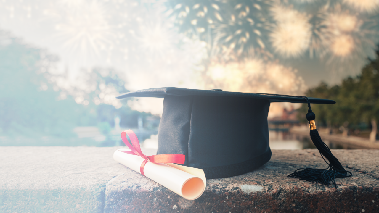 chapeau de diplômé avec diplôme enroulé sur un pont, feux d'artifices