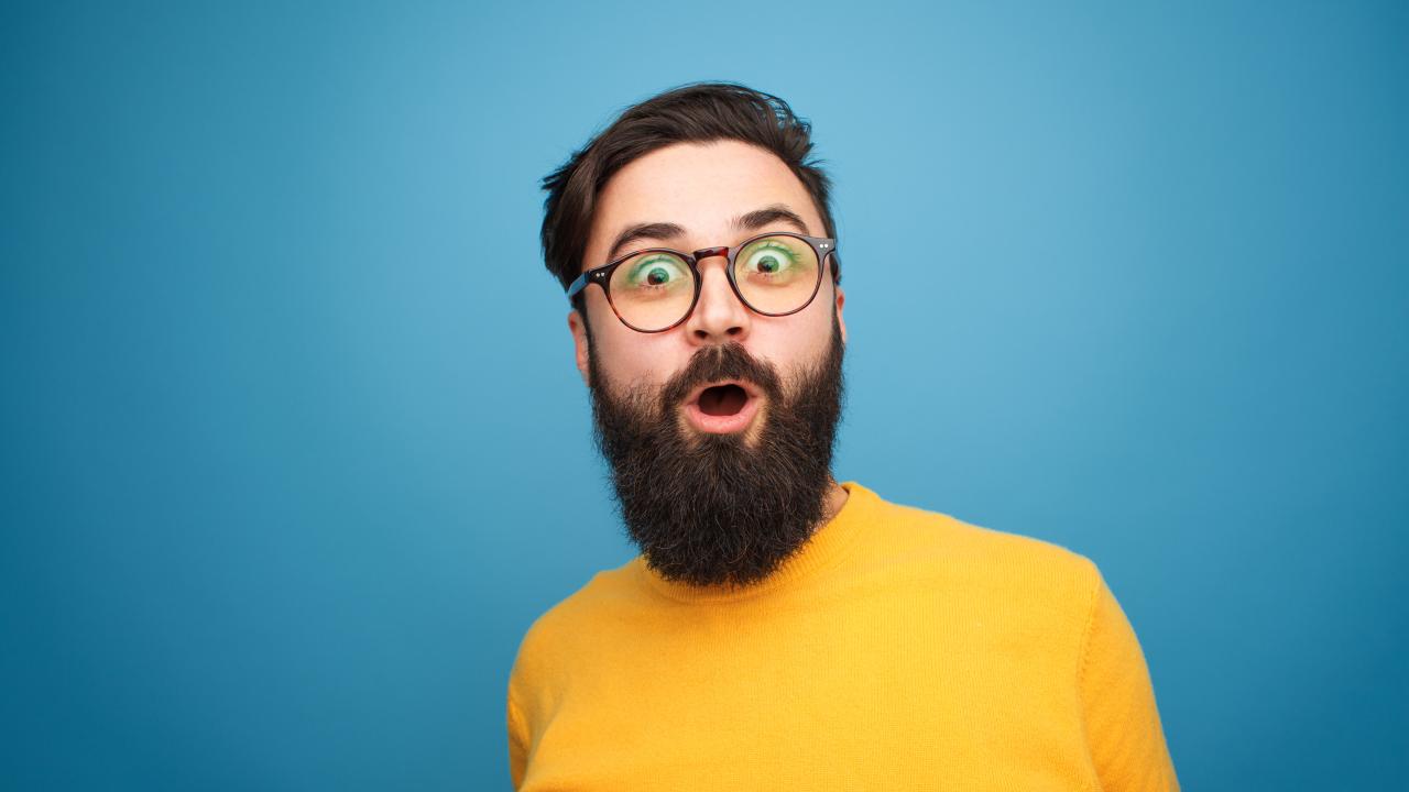 homme barbu sur fond bleu